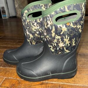 Bogs Unisex Classic II Pop Camo Rain boots Youth Size US 4 Euro 37.